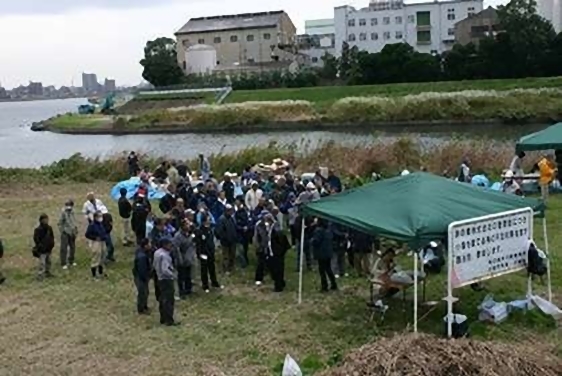 川崎市多摩川河川敷 慈善活動