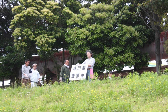 川崎市多摩川河川敷　慈善活動