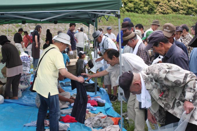 川崎市多摩川河川敷 慈善活動