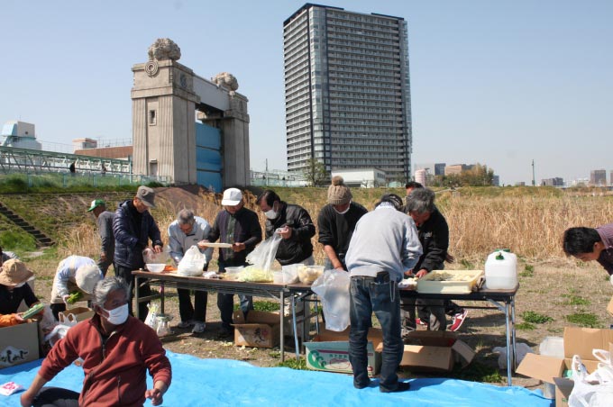 川崎市多摩川河川敷　慈善活動