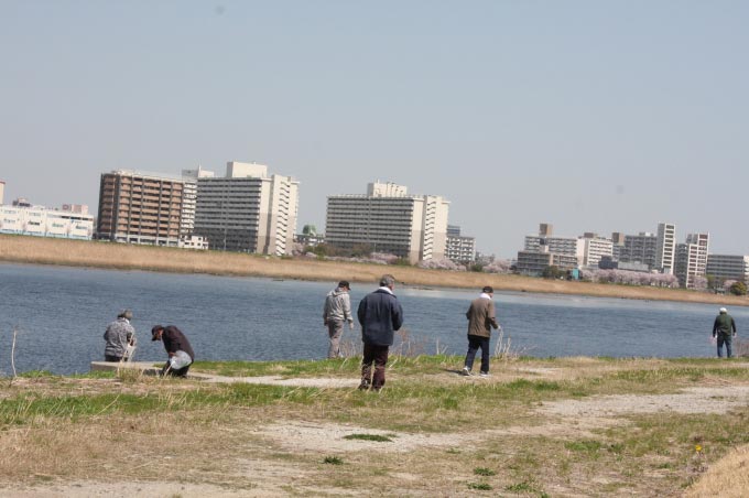 川崎市多摩川河川敷 慈善活動