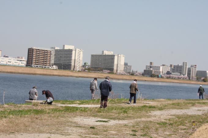 川崎市多摩川河川敷　慈善活動