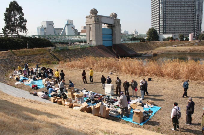 川崎市多摩川河川敷　慈善活動