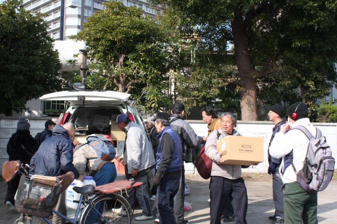 川崎市多摩川河川敷　慈善活動