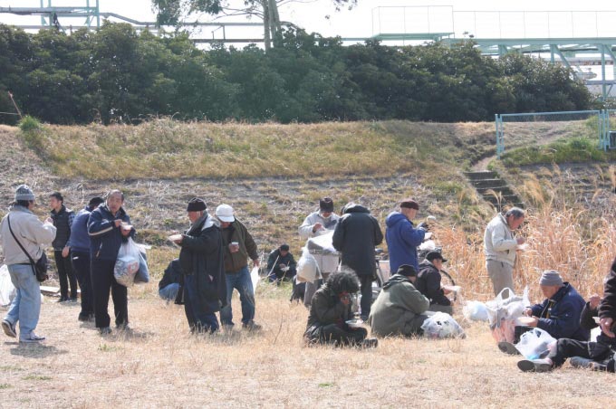 川崎市多摩川河川敷　慈善活動