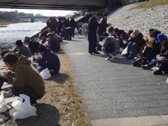 京都 鴨川陶下橋下 慈善活動